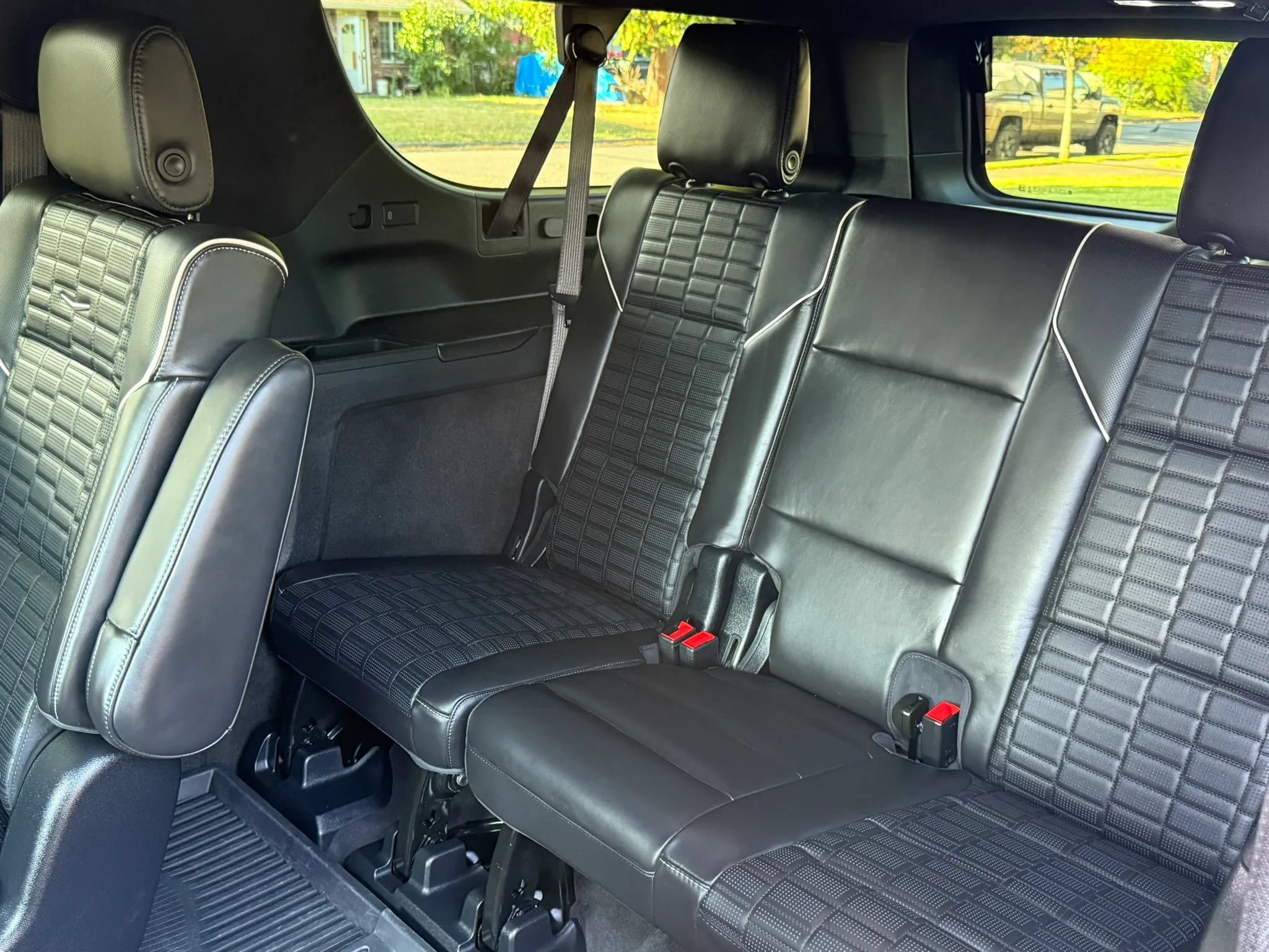 Used 2026 Cadillac Escalade ESV Platinum Sport w/ LPO, ONYX Package AWD/4WD image 32