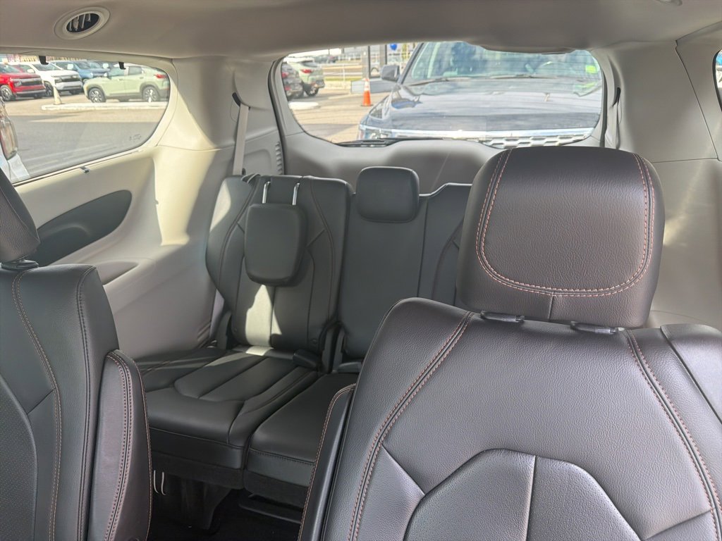 Used 2018 Chrysler Pacifica Touring-L image 9