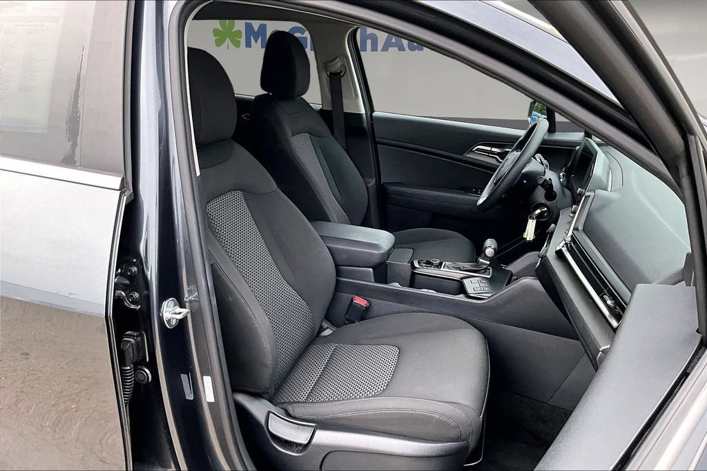 Used 2025 Kia Sportage LX AWD/4WD image 32