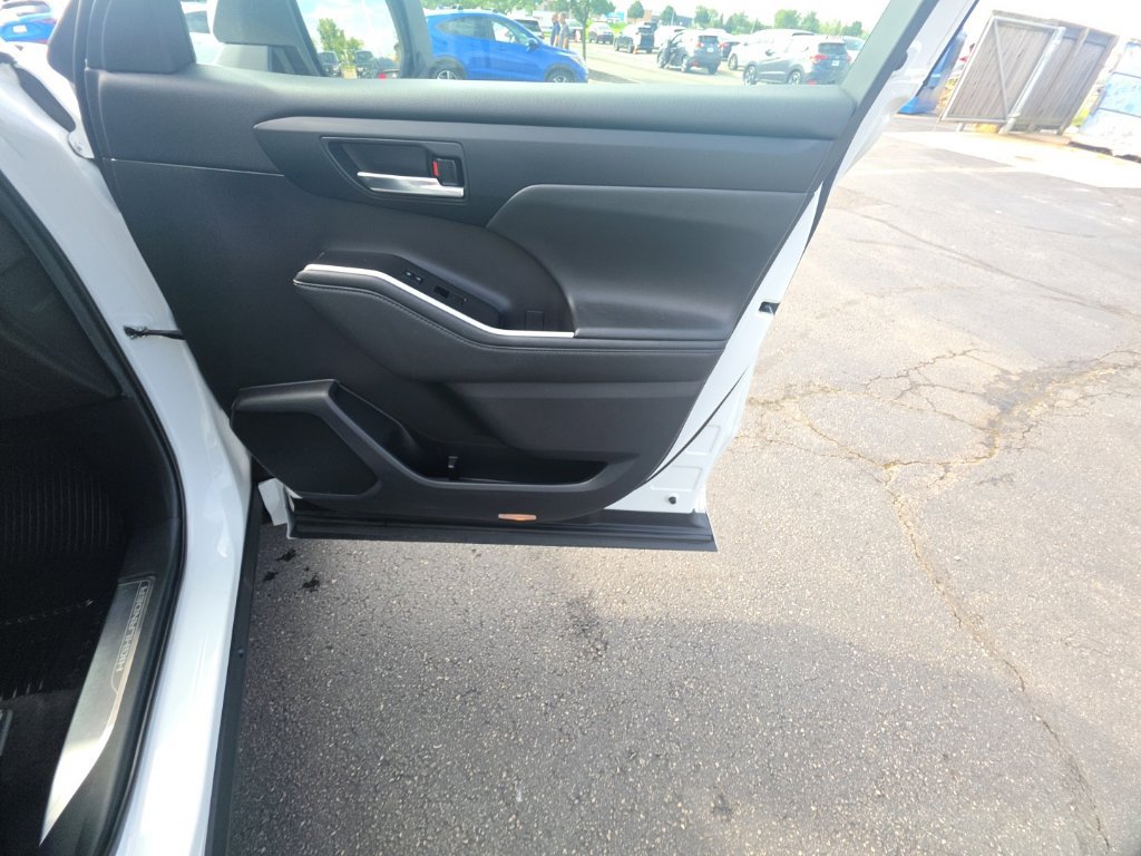 Used 2022 Toyota Highlander XLE AWD/4WD image 31