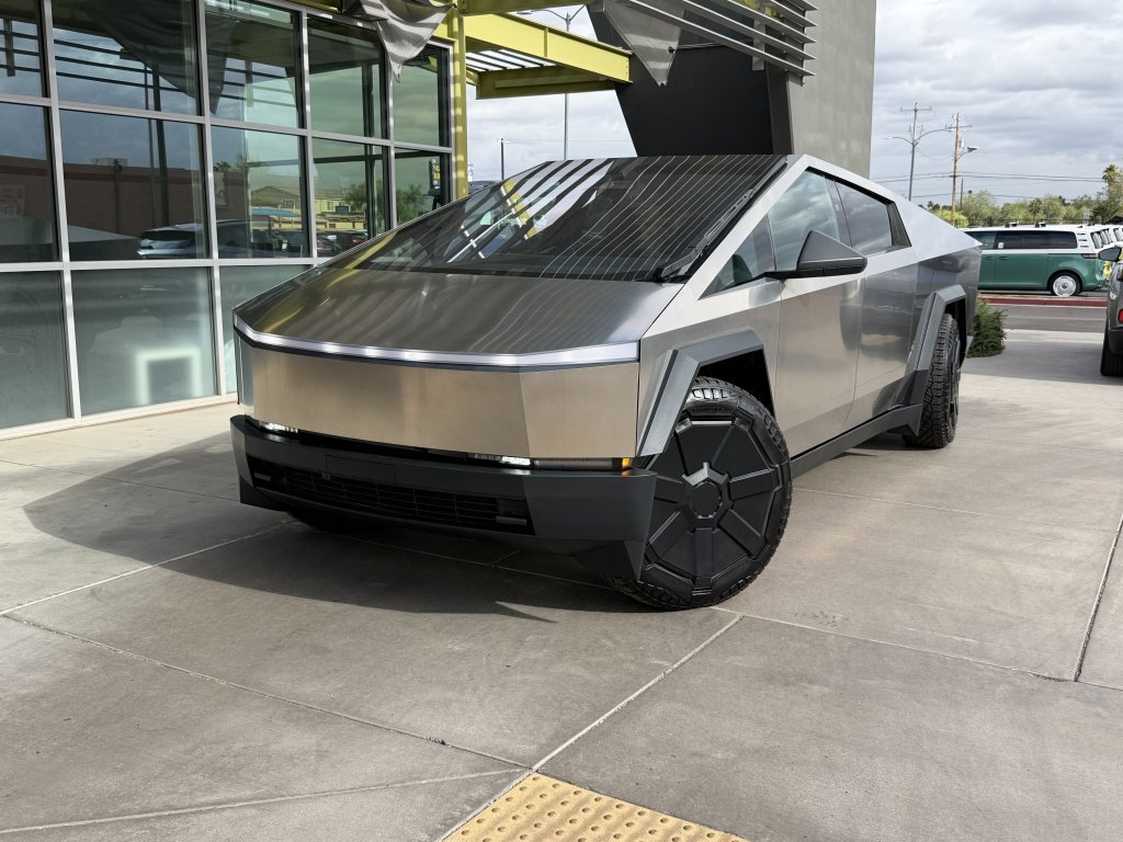 Used 2024 Tesla Cybertruck AWD Crew Cab image 2