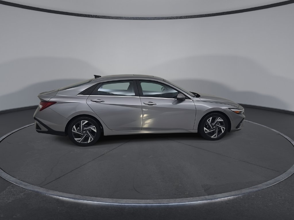 Used 2025 Hyundai Elantra Limited FWD image 17