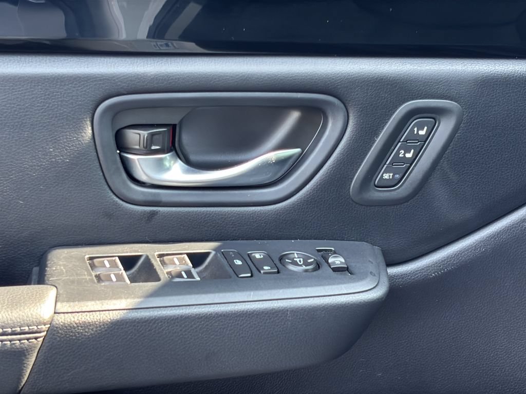 Used 2025 Honda Pilot EX-L image 12