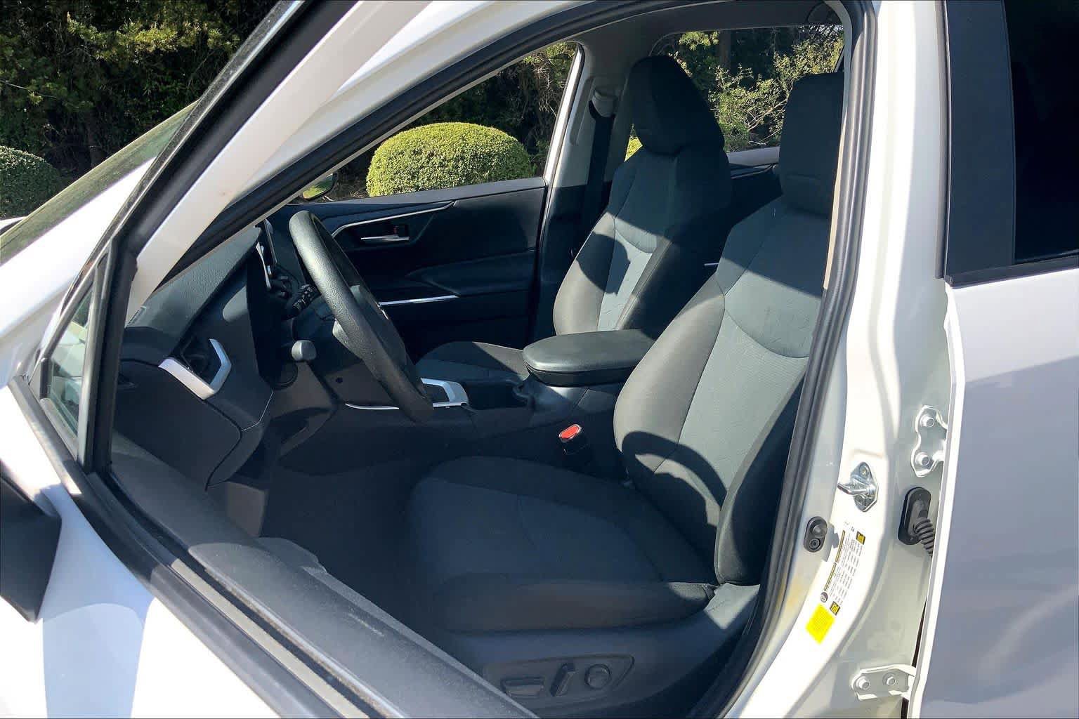 Used 2025 Toyota RAV4 XLE FWD image 8