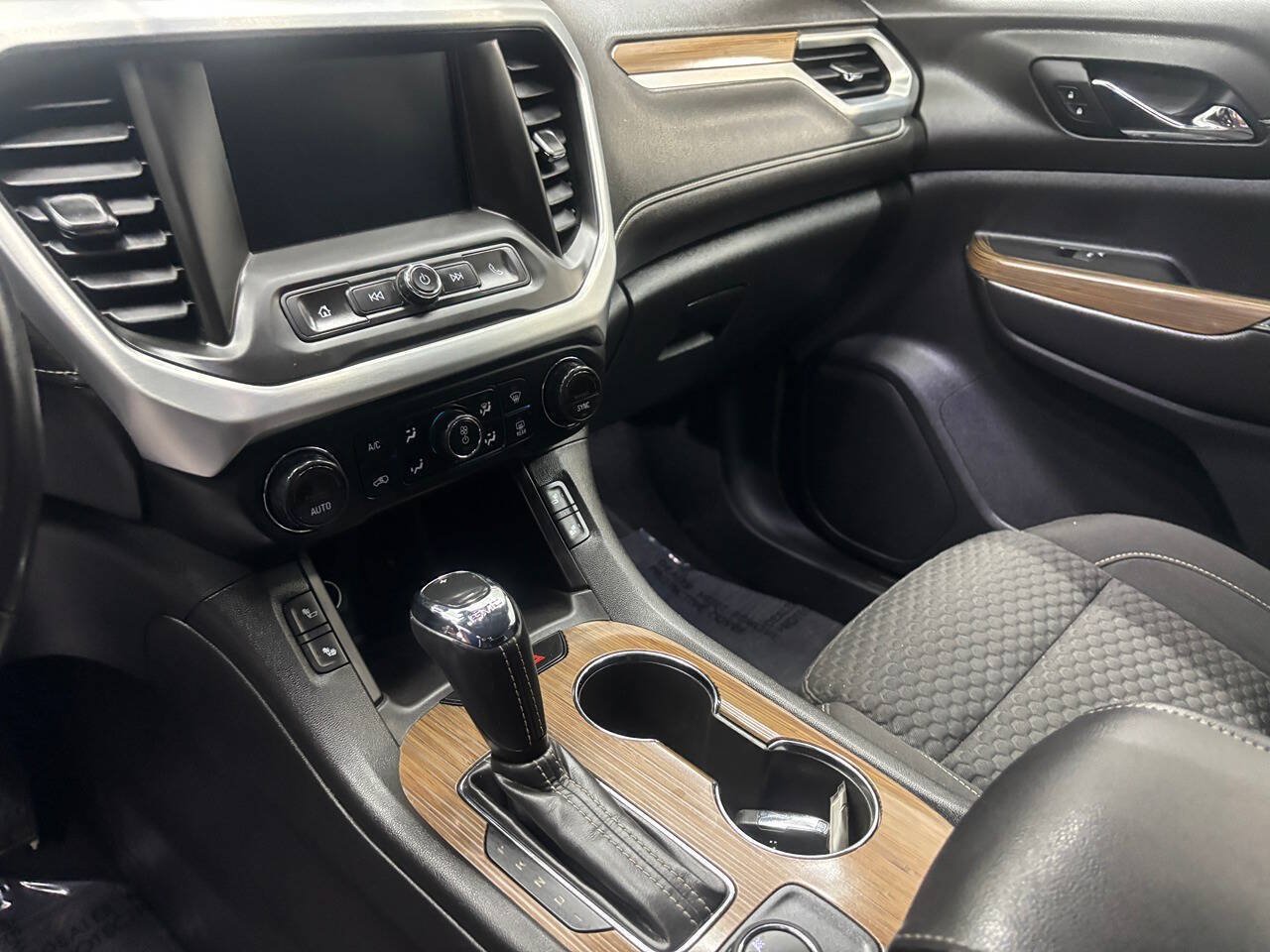Used 2019 GMC Acadia SLE FWD image 19