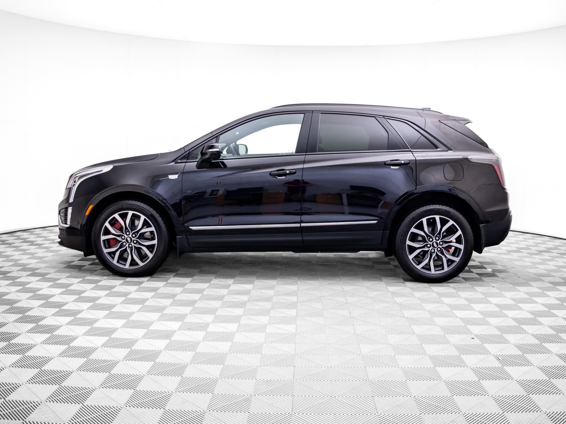 Certified 2024 Cadillac XT5 Sportv w/ Platinum Package AWD/4WD image 2