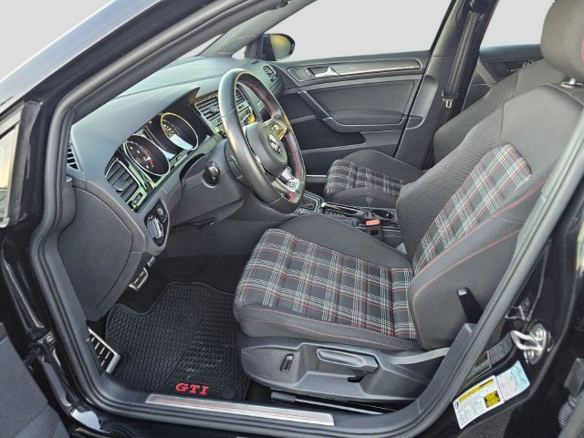 Used 2018 Volkswagen GTI SE FWD image 22