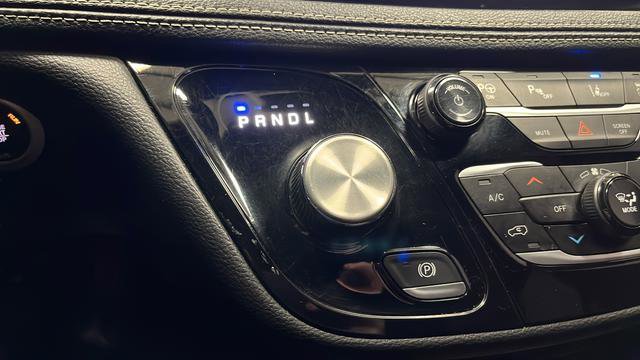 Used 2024 Chrysler Pacifica Select image 18
