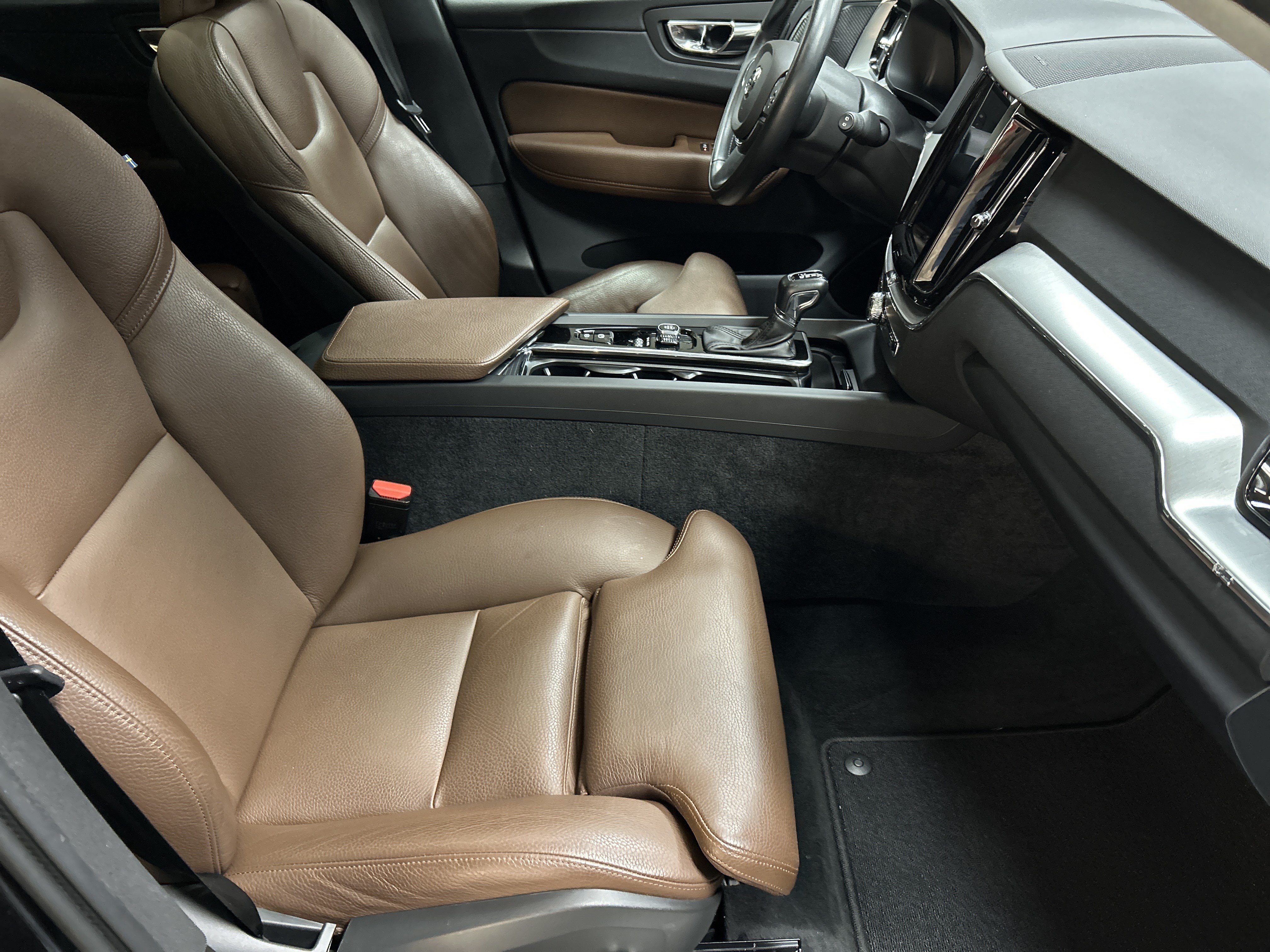 Used 2019 Volvo XC60 T5 Momentum w/ Multimedia Package FWD image 35