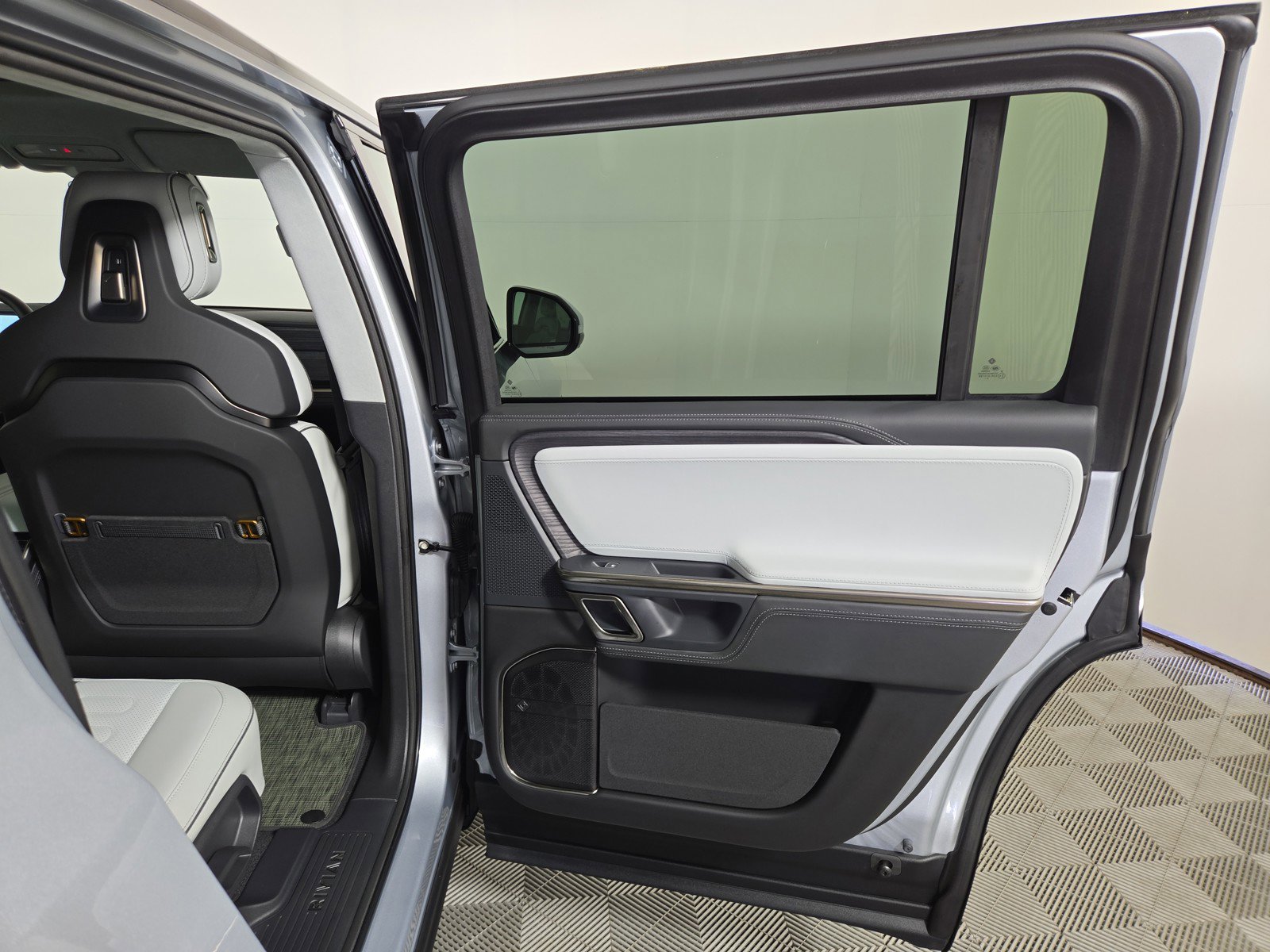 Used 2024 Rivian R1S Adventure AWD/4WD image 19