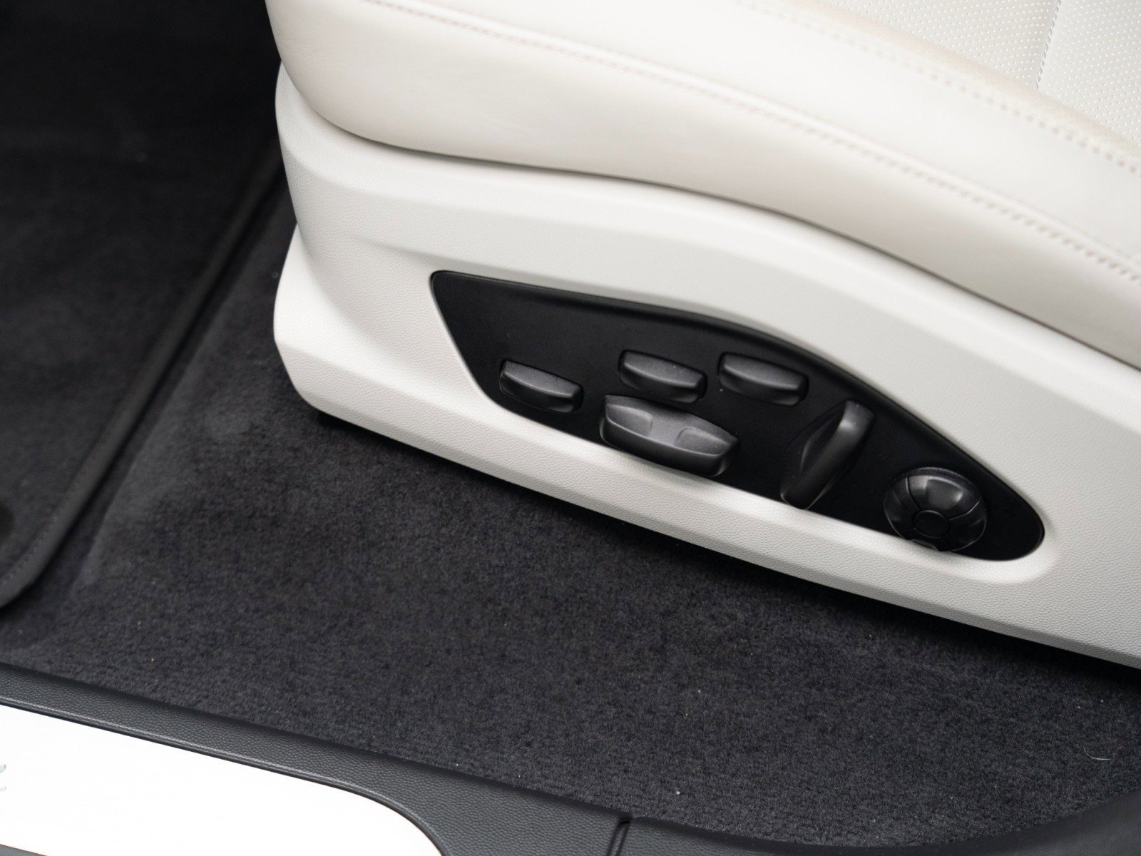 Certified 2025 Porsche Macan Electric image 16