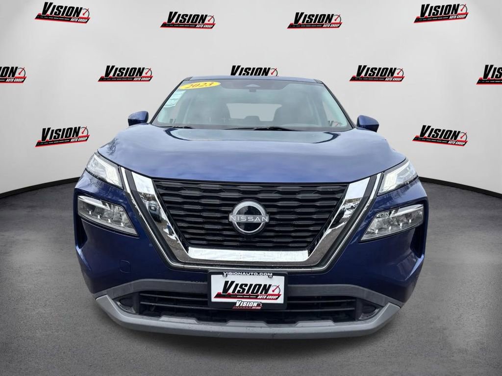 Used 2023 Nissan Rogue SV image 2