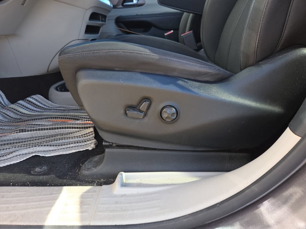 Used 2018 Chrysler Pacifica Touring w/ Tire & Wheel Group FWD image 10