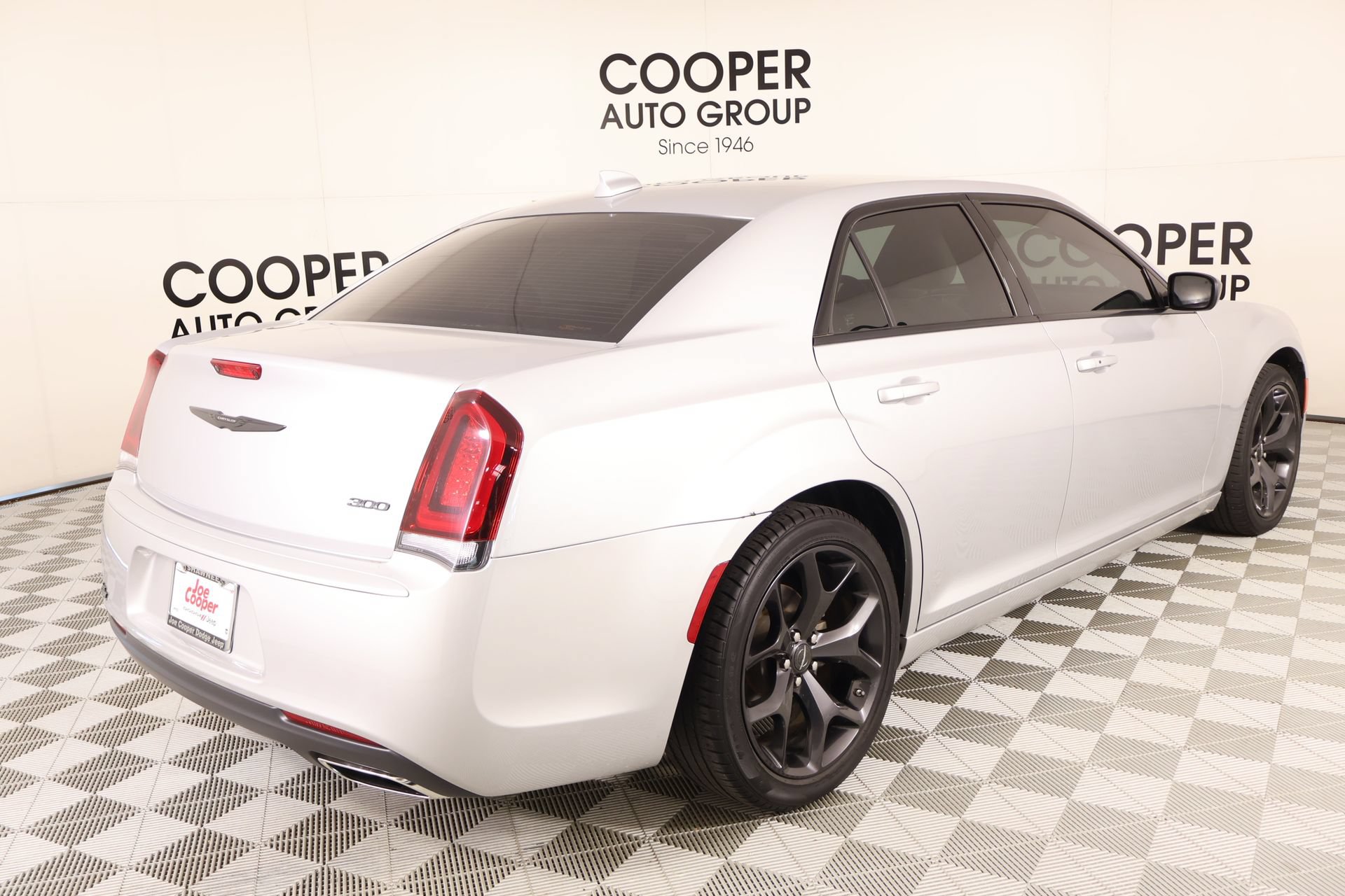 Used 2023 Chrysler 300 Touring w/ Sport Appearance Package RWD image 19