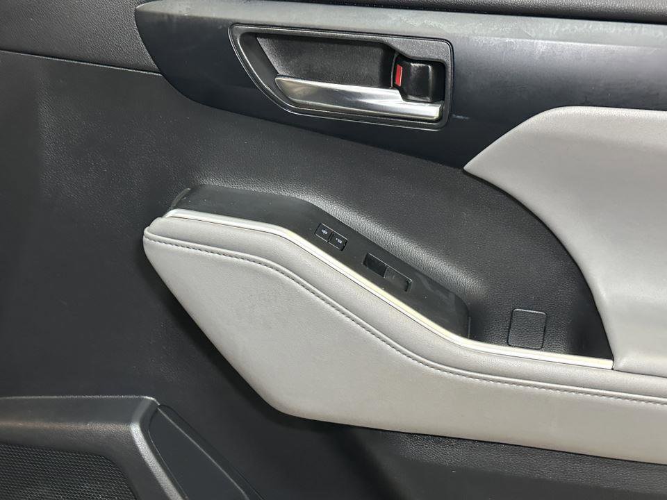 Certified 2022 Toyota Highlander XLE image 38