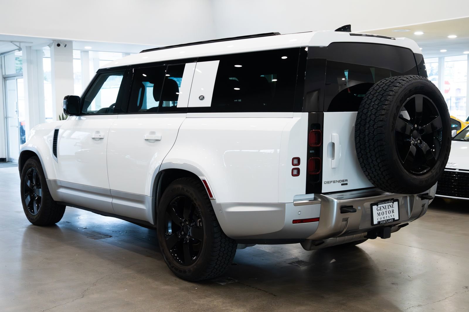 Used 2023 Land Rover Defender 130 SE image 6