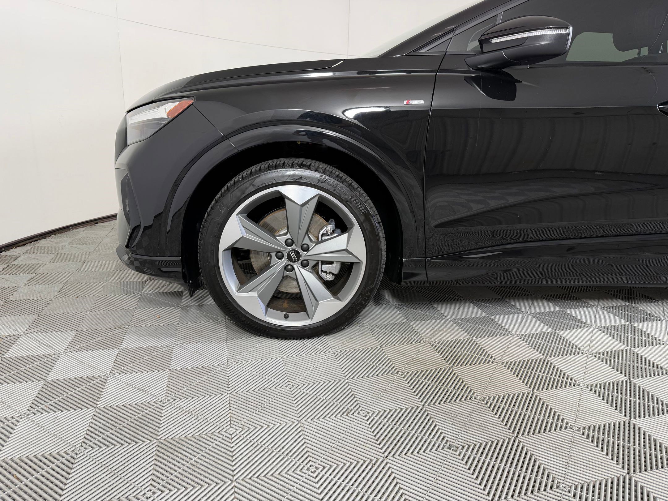 Used 2025 Audi Q4 e-tron Premium Plus image 28