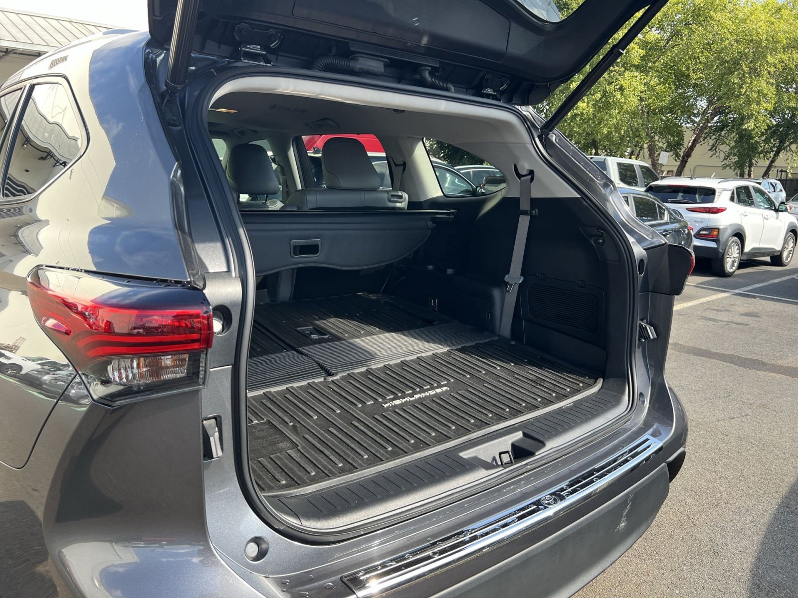 Used 2022 Toyota Highlander XLE AWD/4WD image 26