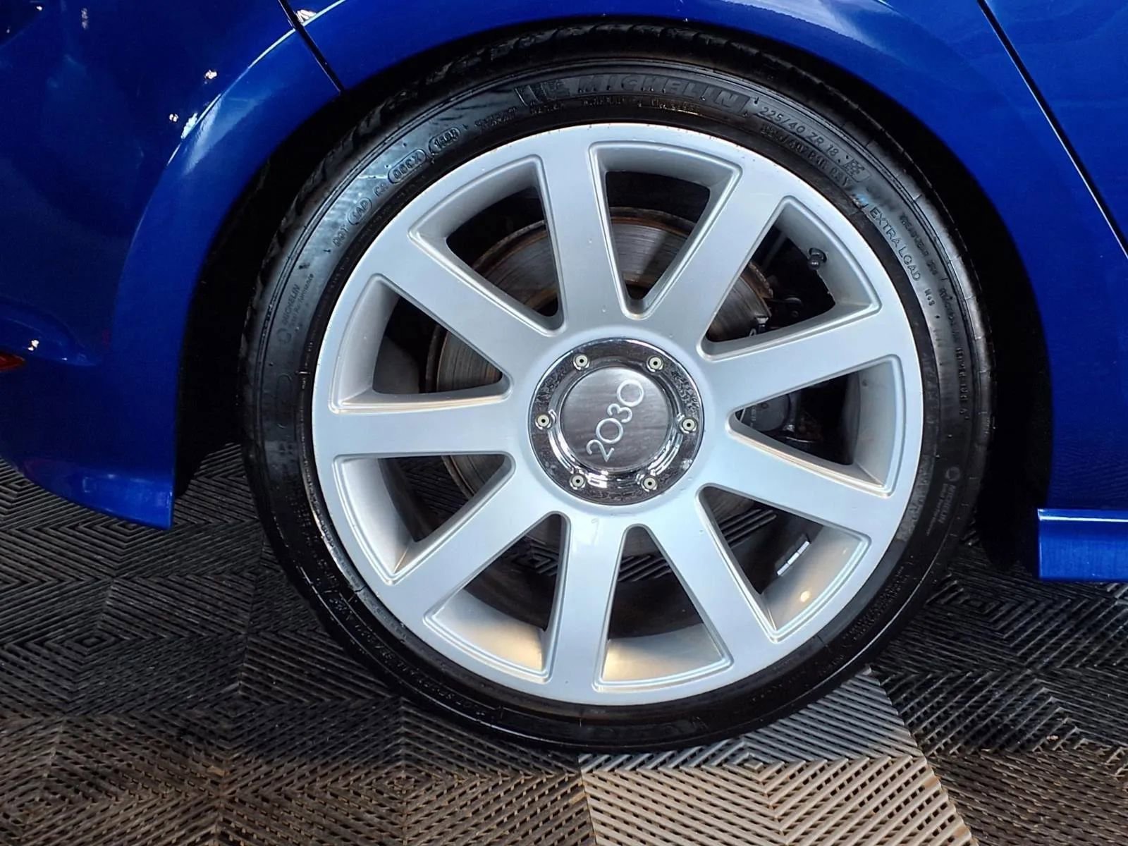 Used 2017 Volkswagen Golf R 4-Door image 8