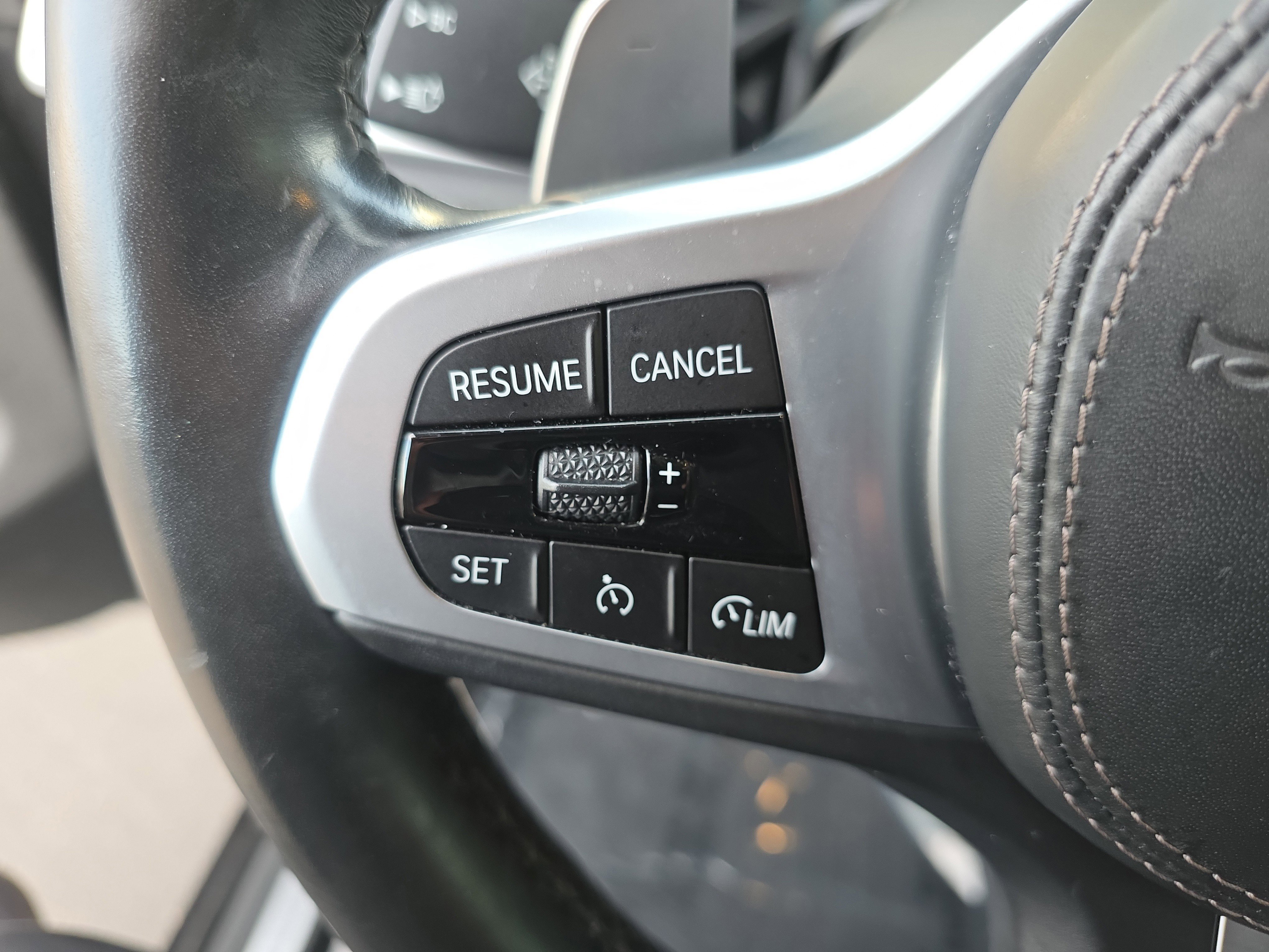 Used 2022 BMW X7 xDrive40i w/ M Sport Package image 32