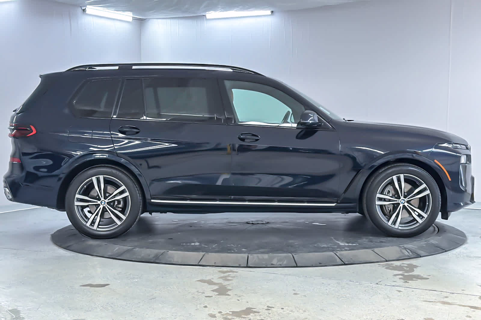 Used 2024 BMW X7 xDrive40i w/ M Sport Package AWD/4WD image 8