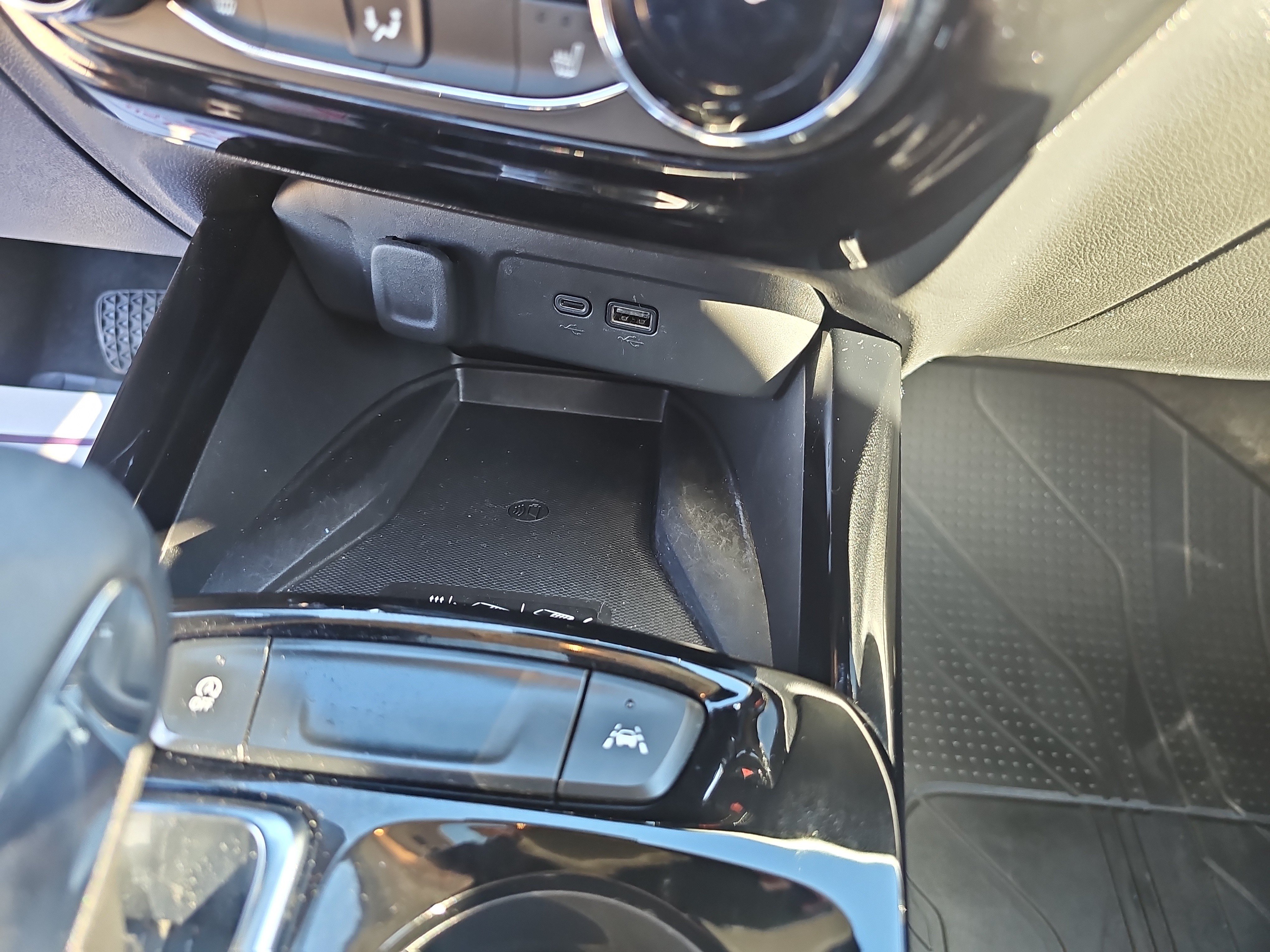 Used 2024 Chevrolet Trax LT w/ Sunroof Package FWD image 27