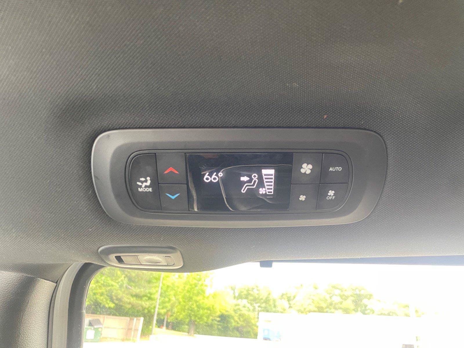 Used 2025 Chrysler Pacifica Limited FWD image 18