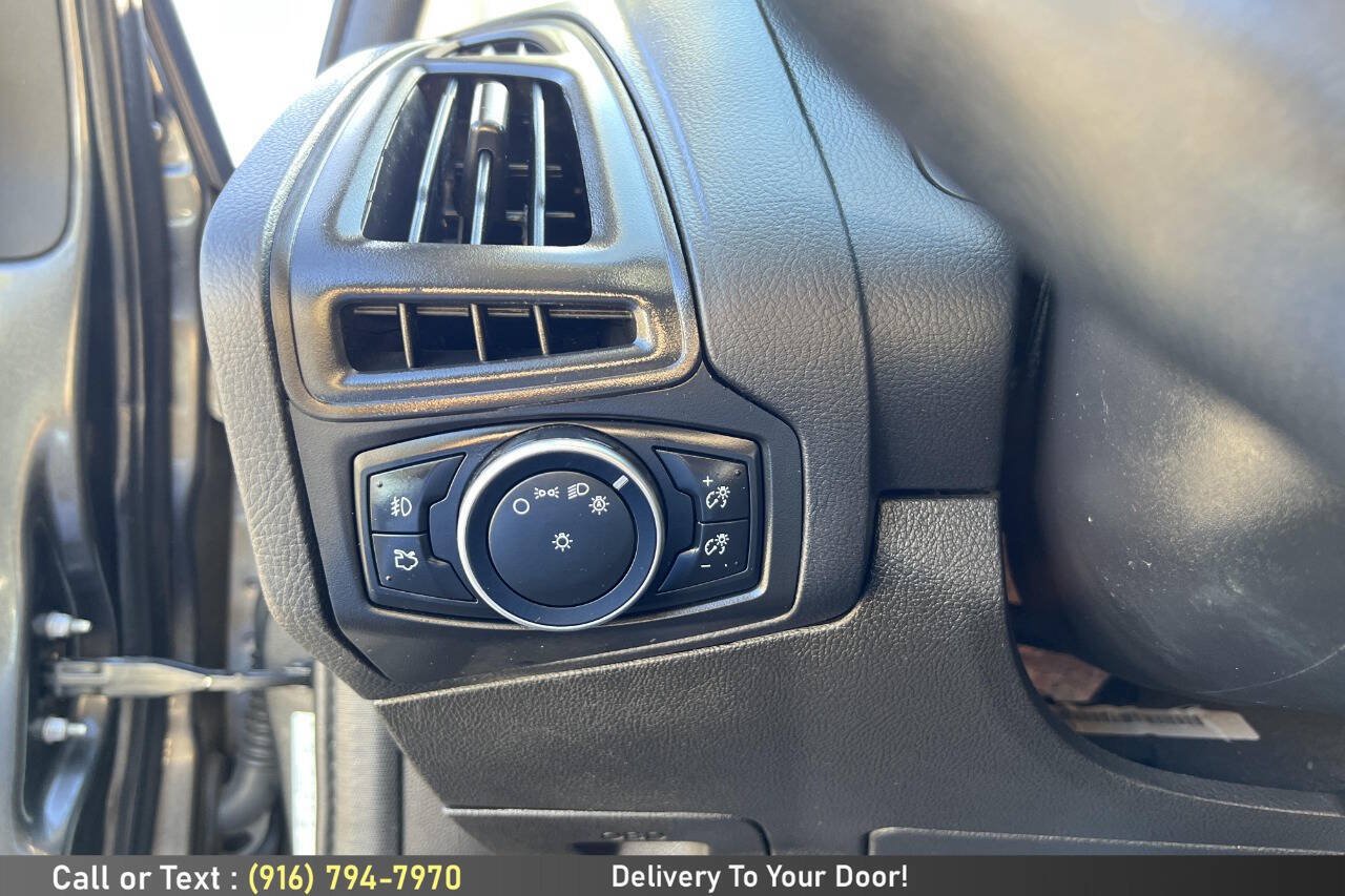 Used 2016 Ford Focus SE w/ SE Sport Package FWD image 23