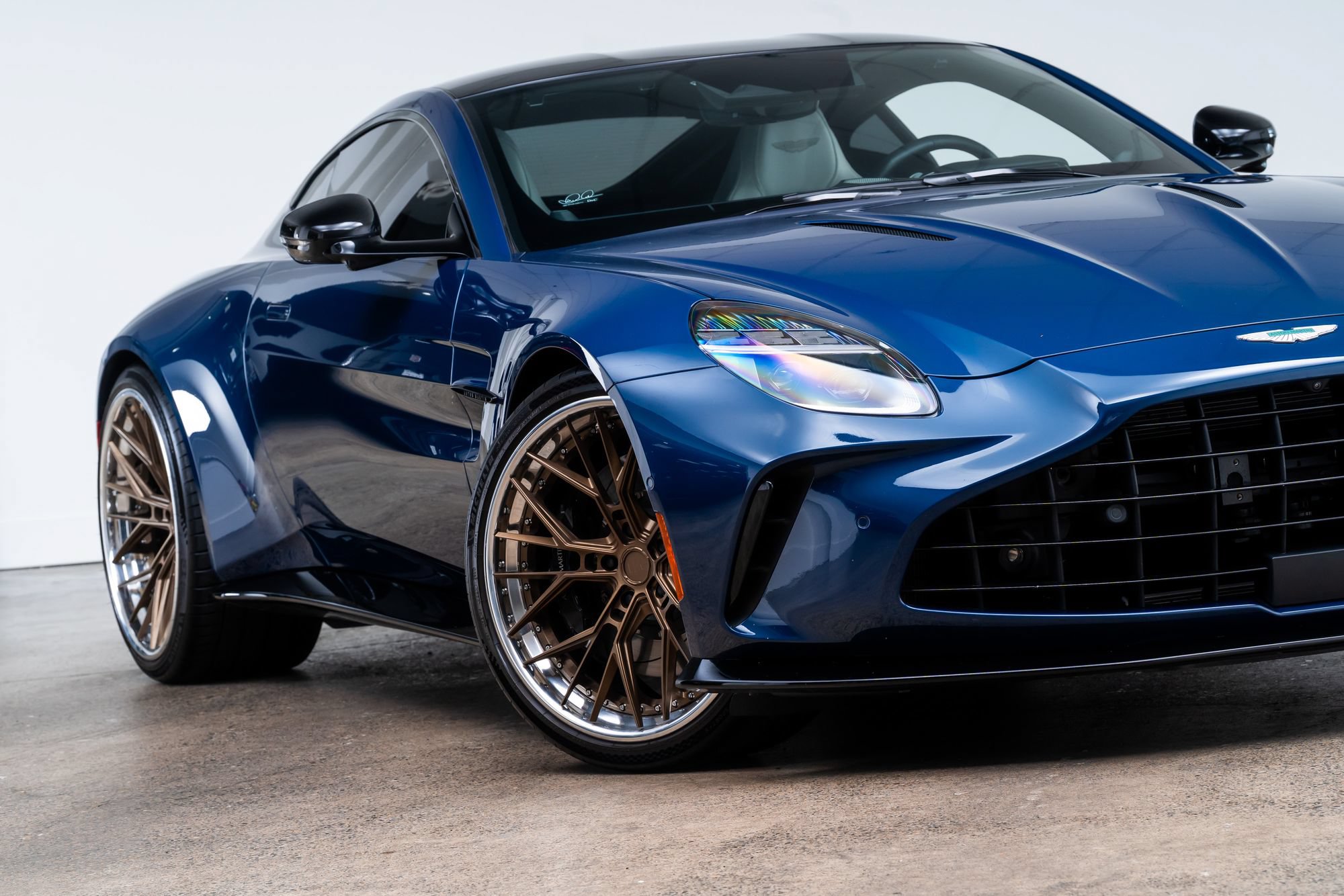 Used 2025 Aston Martin V8 Vantage Coupe RWD image 2