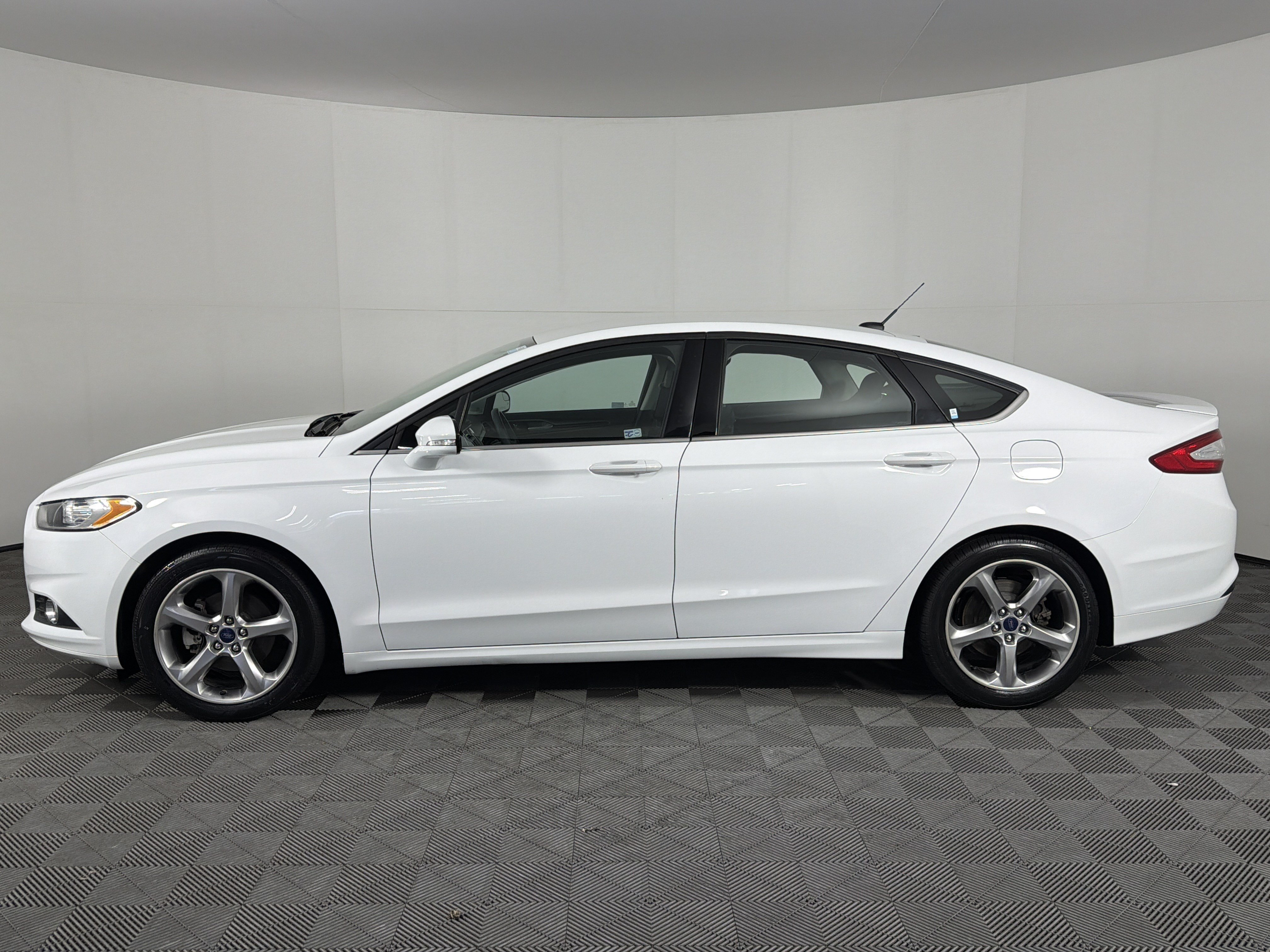 Used 2013 Ford Fusion SE FWD image 4