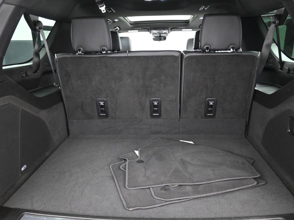 Used 2025 Cadillac Escalade ESV Premium Luxury image 14