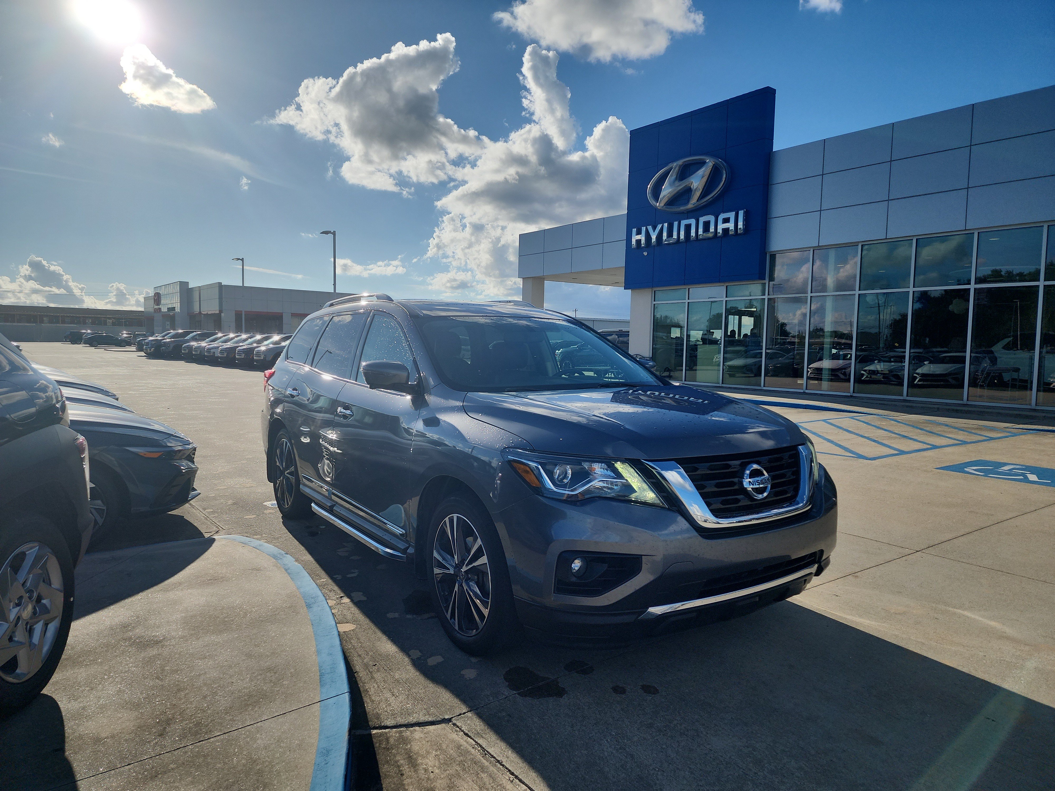 Used 2017 Nissan Pathfinder Platinum w/ Family Entertainment Package FWD image 1