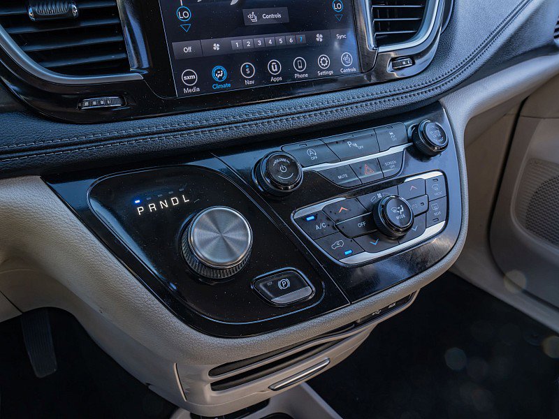 Used 2020 Chrysler Pacifica Limited image 26