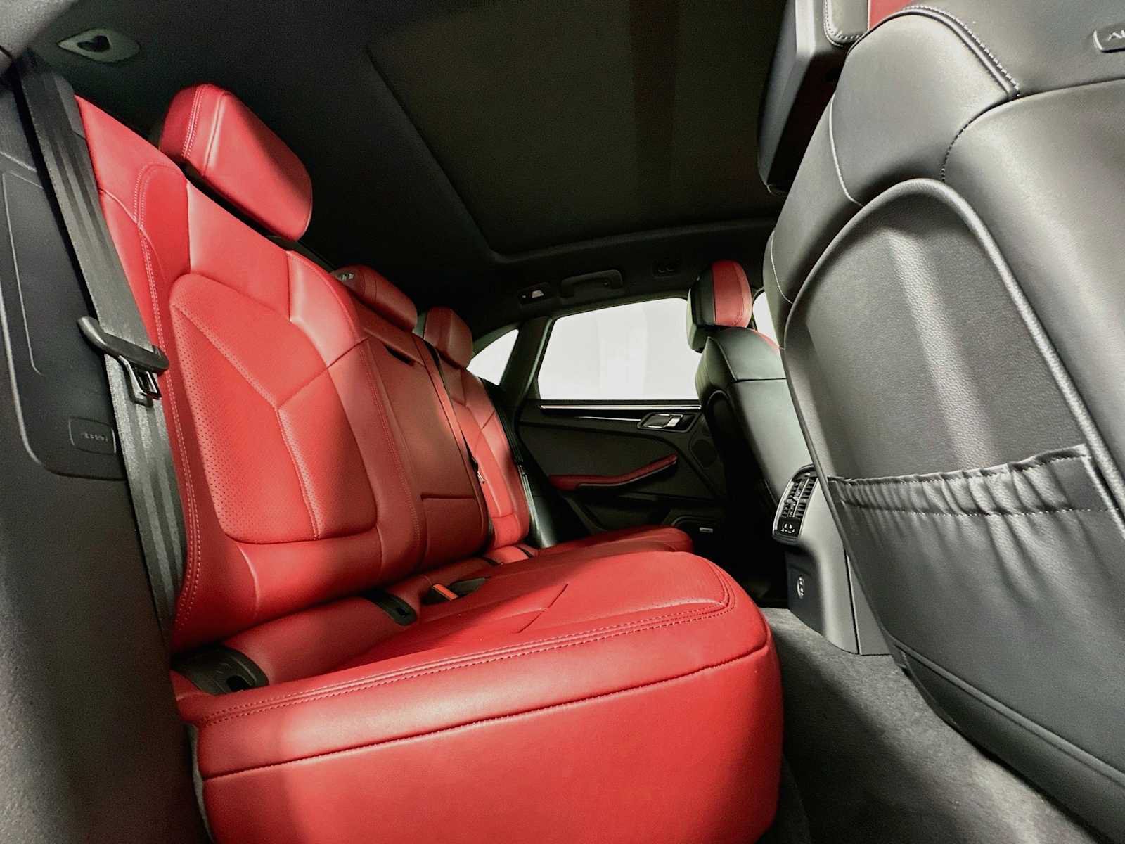 Certified 2025 Porsche Macan S AWD/4WD image 28