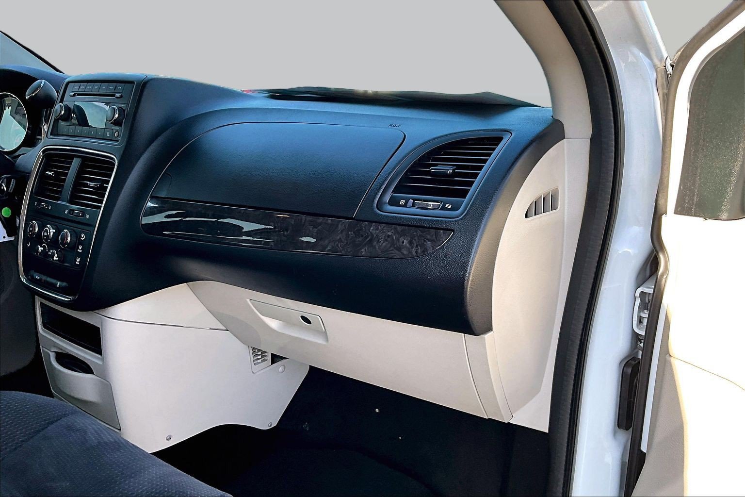 Used 2015 Dodge Grand Caravan SXT FWD image 15