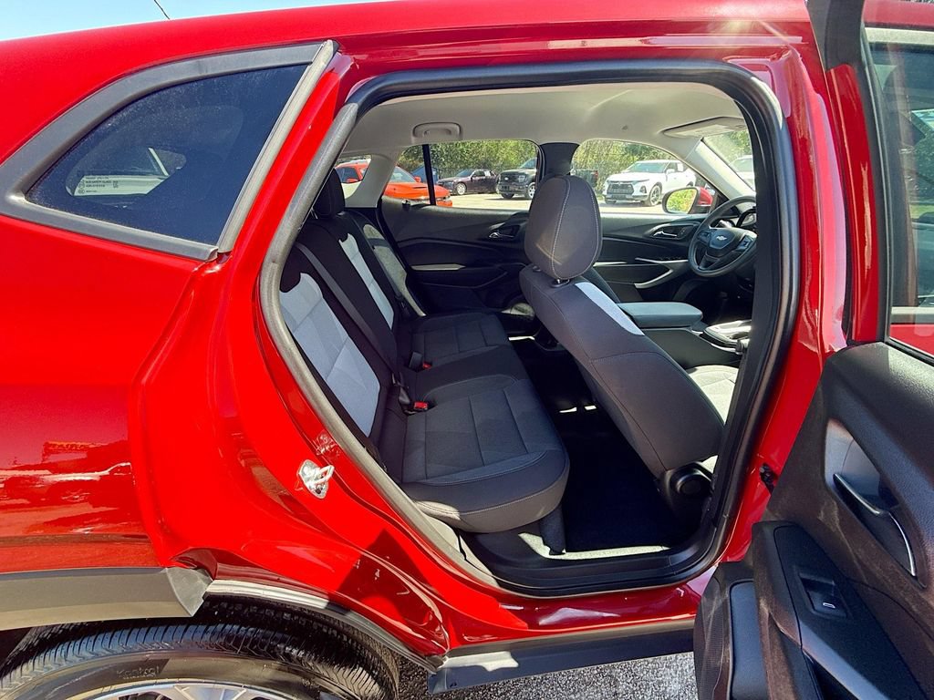 Used 2026 Chevrolet Trax LS w/ LS Convenience Package FWD image 24