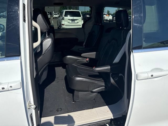 Used 2023 Chrysler Pacifica Touring-L FWD image 16