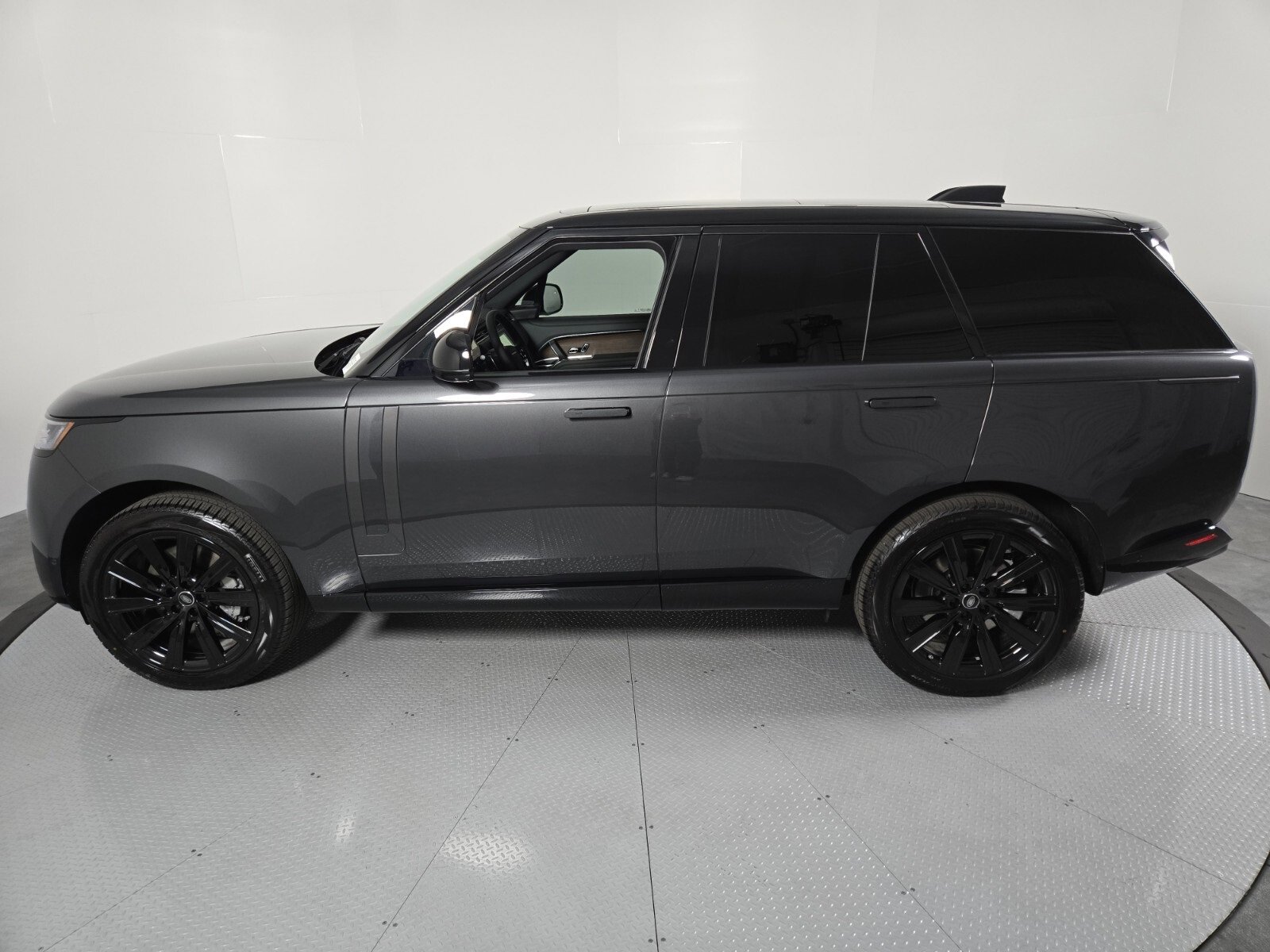 New 2025 Land Rover Range Rover SE image 6