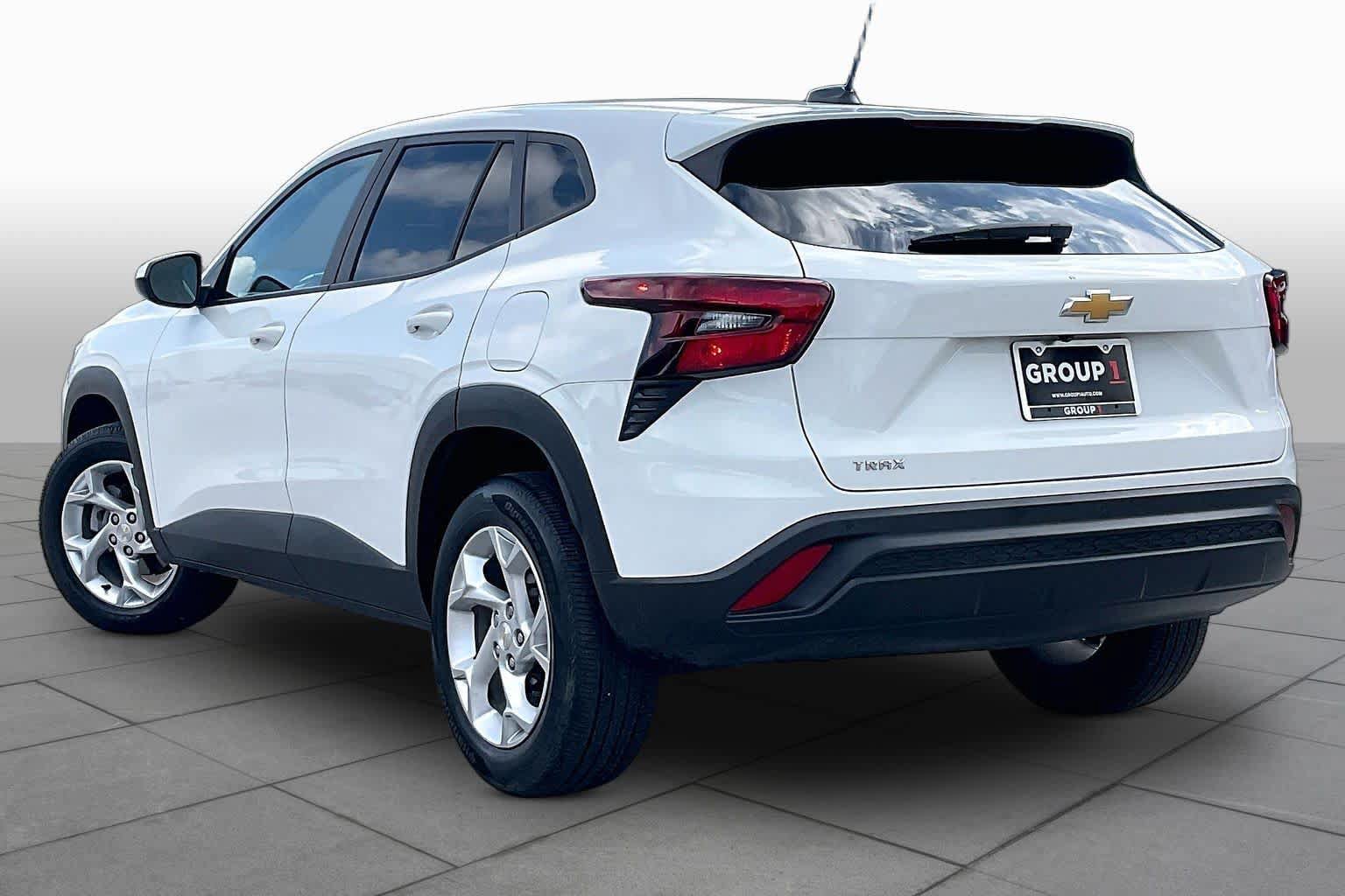 Used 2024 Chevrolet Trax LS w/ LS Convenience Package FWD image 11