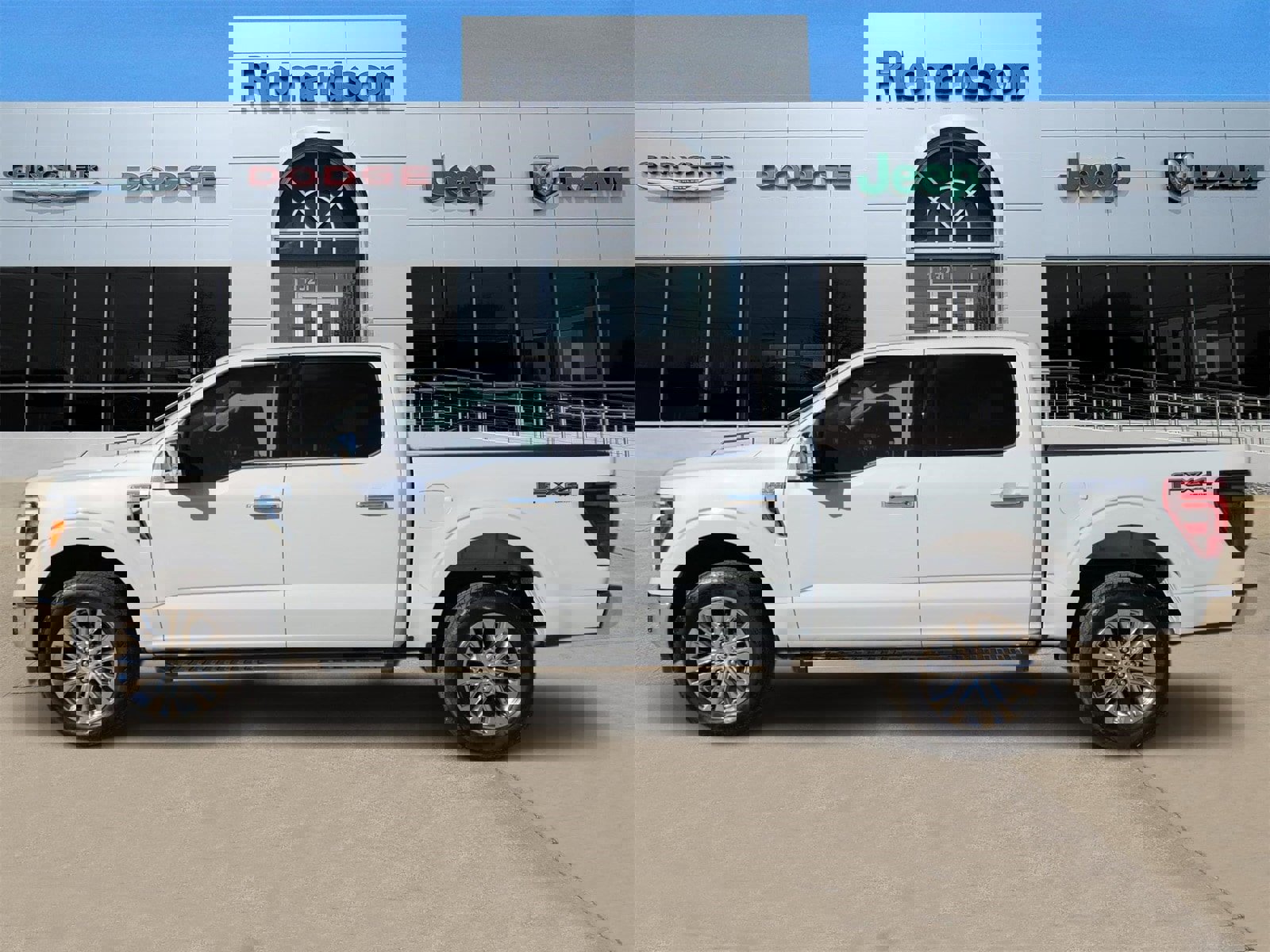 Used 2025 Ford F150 Lariat w/ Equipment Group 501A Mid image 3