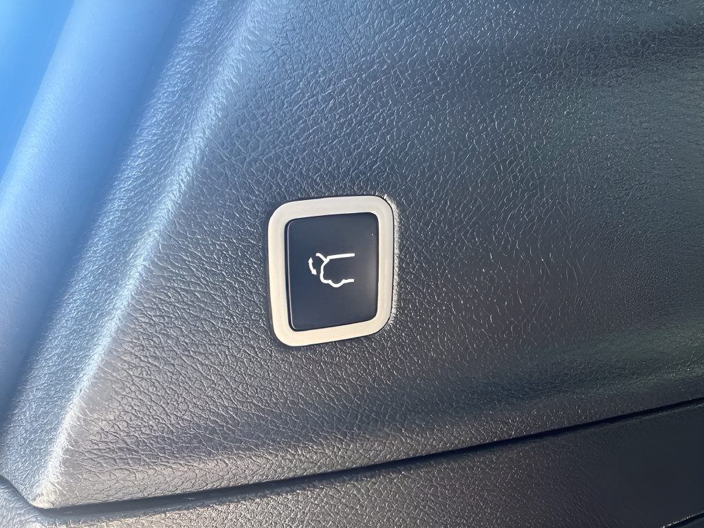 Used 2025 Chrysler Pacifica Limited FWD image 11