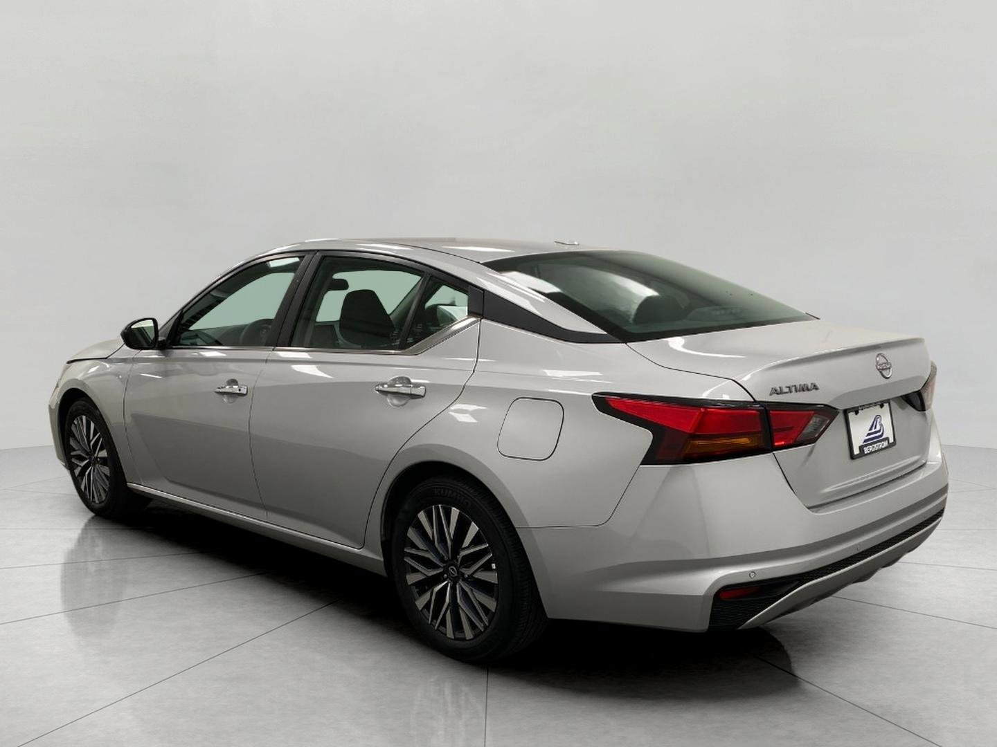 Certified 2025 Nissan Altima 2.5 SV FWD image 6