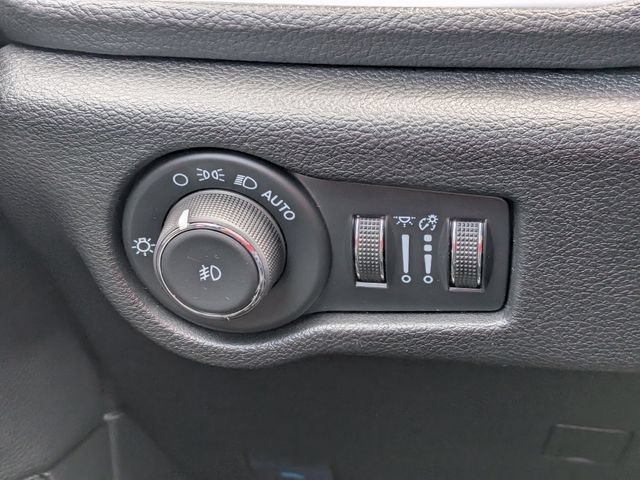 Used 2024 Chrysler Pacifica Limited FWD image 29