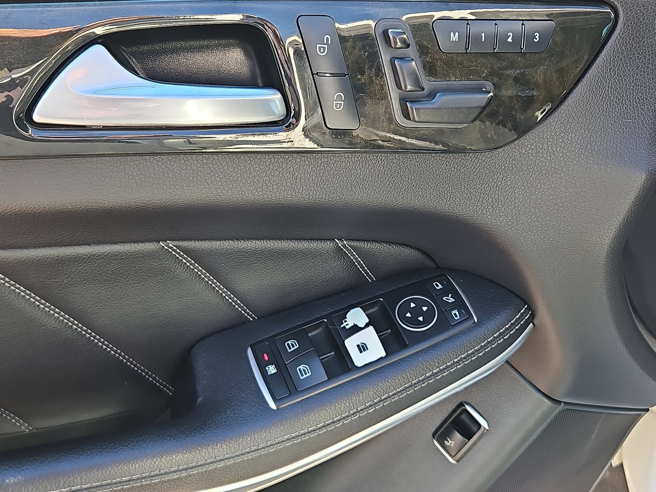 Used 2016 Mercedes-Benz GL 550 4MATIC image 12