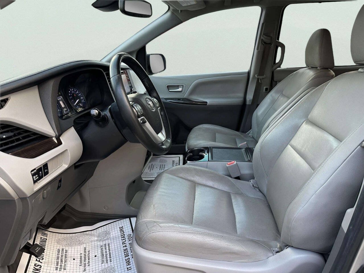 Used 2020 Toyota Sienna XLE w/ XLE Navigation Package FWD image 9