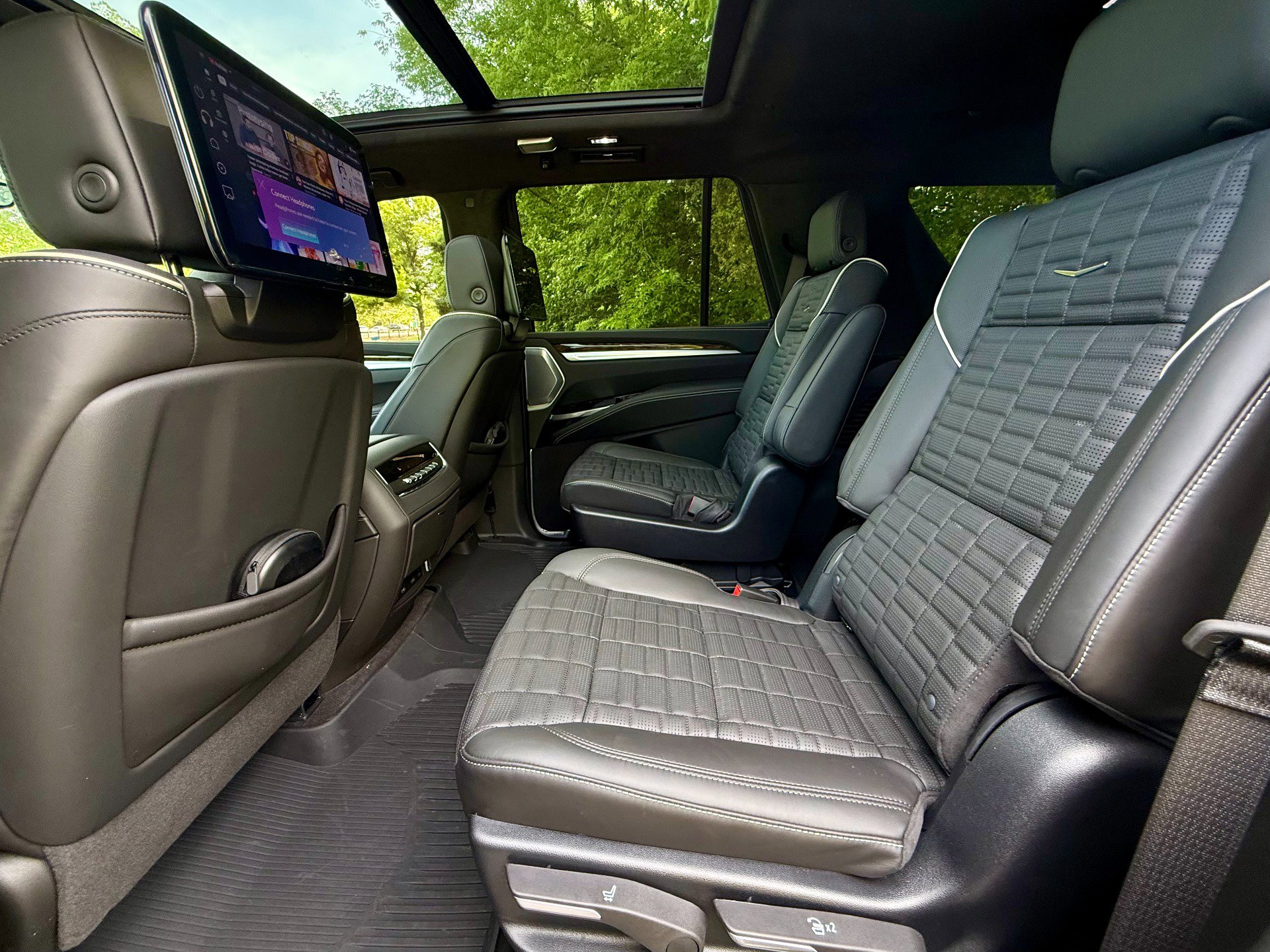 Used 2025 Cadillac Escalade Sport Platinum w/ LPO, ONYX Package image 25