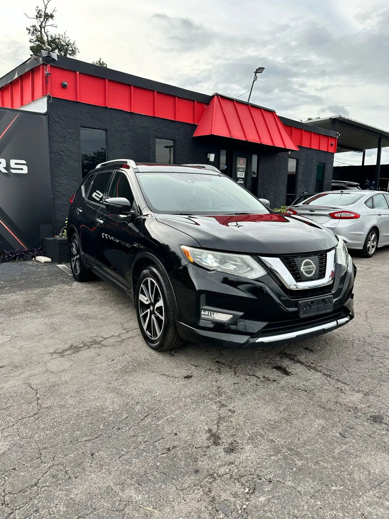 Used 2017 Nissan Rogue SL w/ SL Premium Package image 3