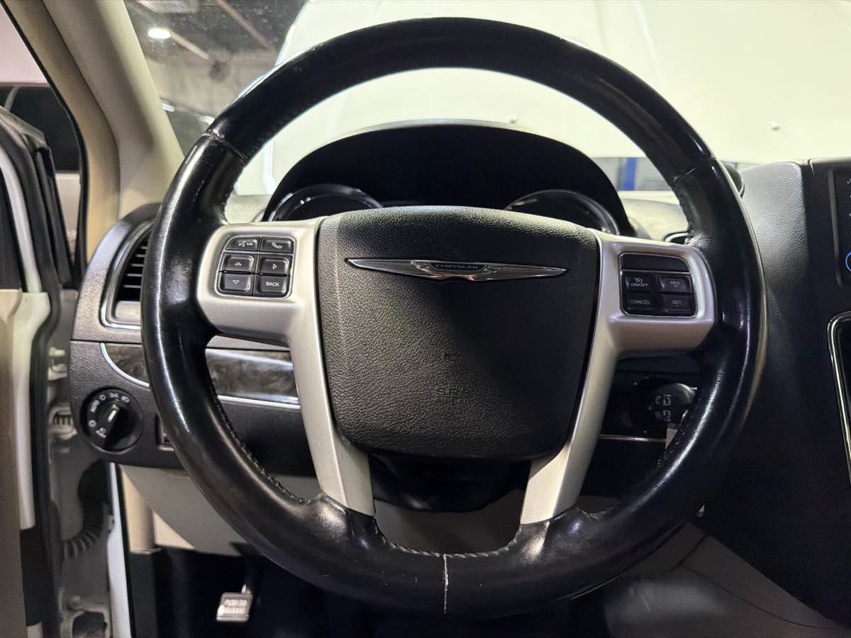 Used 2014 Chrysler Town & Country Touring FWD image 20