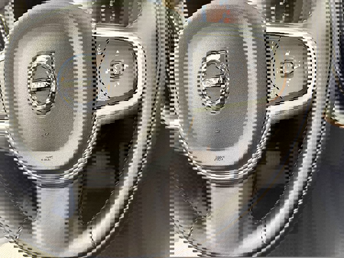 Used 2018 Volvo XC60 T5 Momentum w/ Convenience Package image 27