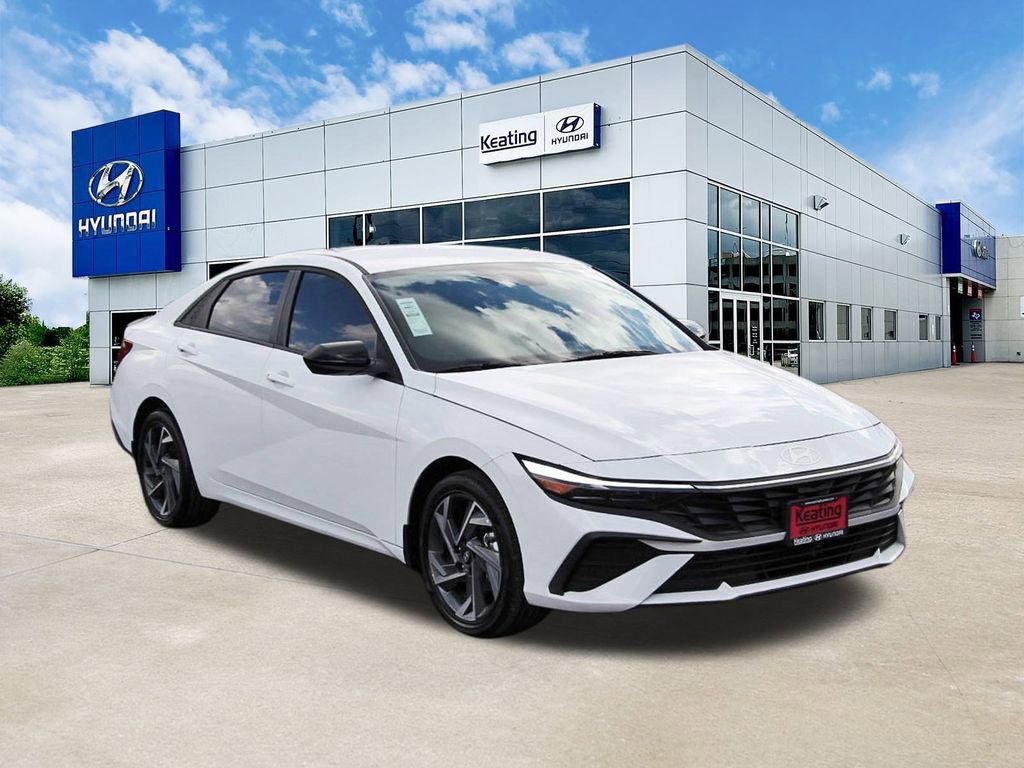Certified 2025 Hyundai Elantra SEL image 3
